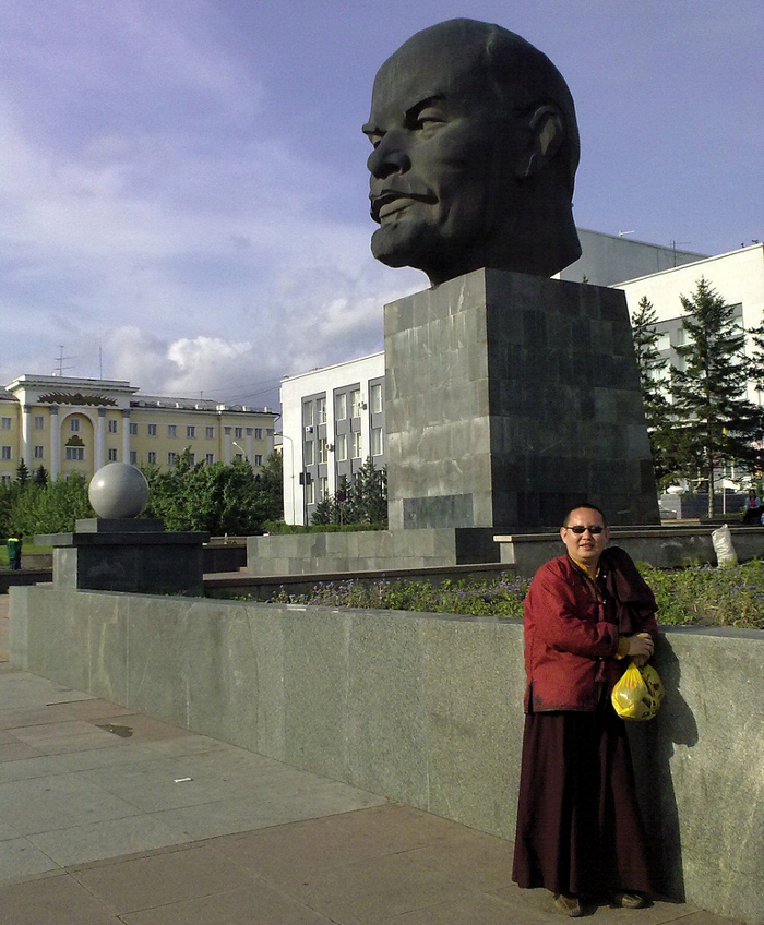 Meeting of cultures ... a Buddhist lama posing by Lenin sculpture in Ulan Uday